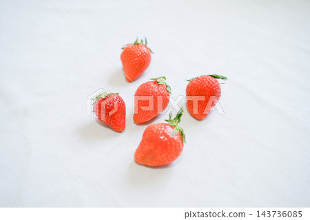 一排新鮮草莓(橫向構圖) 一排新鮮草莓(橫向構圖) 143736085