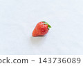 一顆新鮮草莓（橫向構圖） 143736089