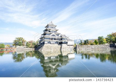 秋日的天空下，國寶級建築松本城倒映在護城河。 143736423