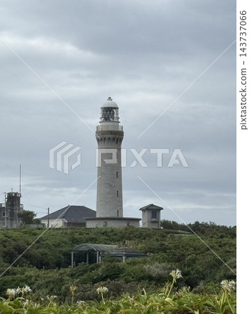 漂浮在夏日海面上的角島燈塔 漂浮在夏日海面上的角島燈塔 143737066