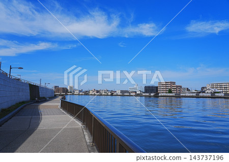秋日天空下，從中川步道眺望的景色 143737196