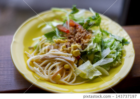 自助餐餐盤裡的食物 143737197