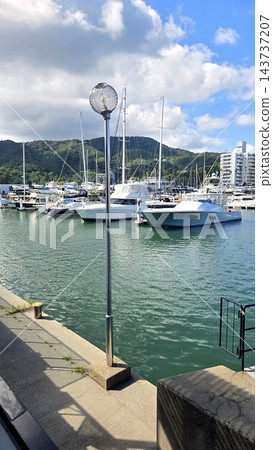 淡路島花酒店附近碼頭的路燈,以及遊艇碼頭的回應 淡路島花酒店附近碼頭的路燈,以及遊艇碼頭的回應 143737207