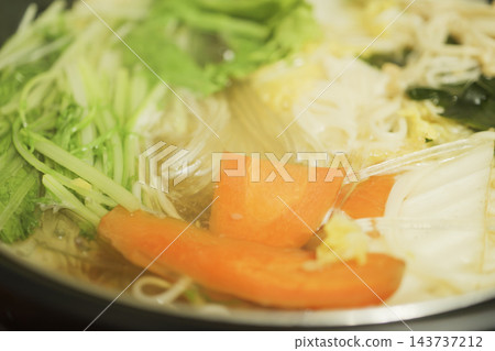 一道用大量新鮮蔬菜(如大白菜、水菜和蘑菇)烹製而成的熱騰騰的火鍋菜餚。 一道用大量新鮮蔬菜(如大白菜、水菜和蘑菇)烹製而成的熱騰騰的火鍋菜餚。 143737212