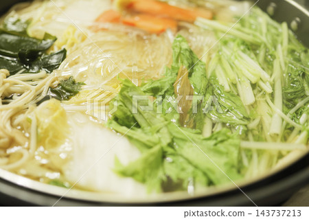 一道用大量新鮮蔬菜（如大白菜、水菜和蘑菇）烹製而成的熱騰騰的火鍋菜餚。 143737213