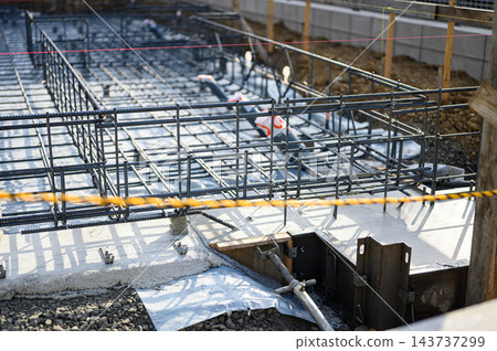 混凝土澆築前的施工現場記錄,展示了房屋地基施工現場組裝的鋼筋和模板,以及碎石和板材。 混凝土澆築前的施工現場記錄,展示了房屋地基施工現場組裝的鋼筋和模板,以及碎石和板材。 143737299