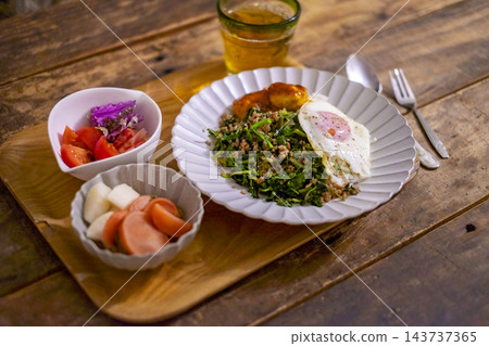 加保米飯、沙拉和泡菜 143737365