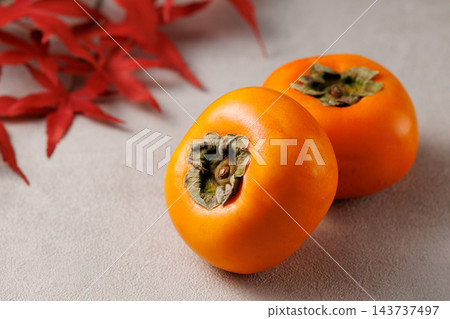 秋季美味：柿子和秋葉 143737497