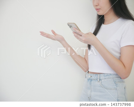 拿著手機 拿著手機 143737998