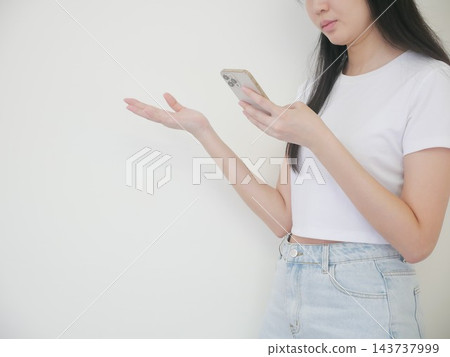 拿著手機 拿著手機 143737999
