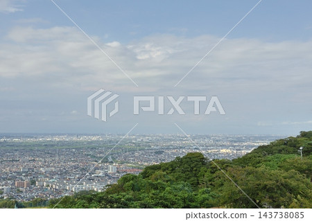 從平塚市湘南平展望台俯瞰風景,這裡自然風光保存完好。 從平塚市湘南平展望台俯瞰風景,這裡自然風光保存完好。 143738085