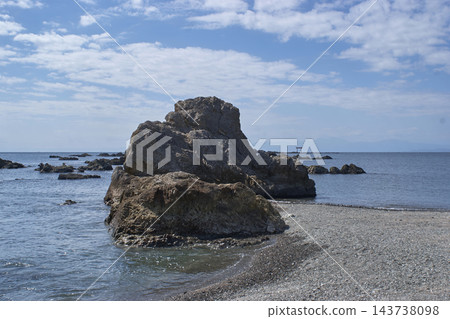 藍天下的森戶海灘景色；在嶙峋的岩石後方，可以看到一座紅色的鳥居。 143738098