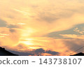 在夕陽下沾染的雲 143738107