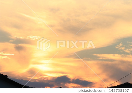 在夕陽下沾染的雲 在夕陽下沾染的雲 143738107