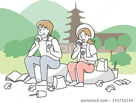 觀光區內遊客隨意坐著吃東西、喝飲料 觀光區內遊客隨意坐著吃東西、喝飲料 143738134