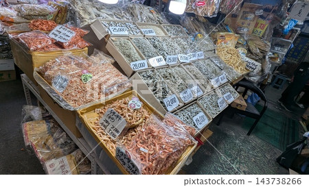 廣藏市場的乾貨店裡,乾鳀魚和乾蝦整齊地排列著。 廣藏市場的乾貨店裡,乾鳀魚和乾蝦整齊地排列著。 143738266