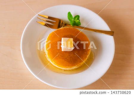 豆漿豆渣煎餅配蜂蜜和豆漿奶油 143738620
