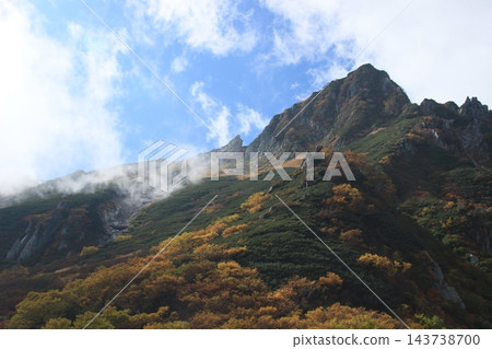 中阿爾卑斯山脈駒岳的秋景。 143738700