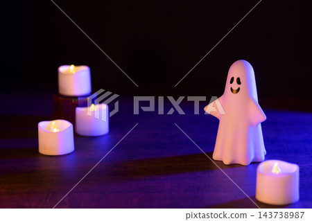 萬聖節圖片,以鬼魂和蠟燭為主題(使用彩色燈光) 萬聖節圖片,以鬼魂和蠟燭為主題(使用彩色燈光) 143738987