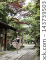 A woman posing amidst autumn leaves 143739503