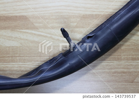 自行車內胎被刺破撕裂了。 自行車內胎被刺破撕裂了。 143739537