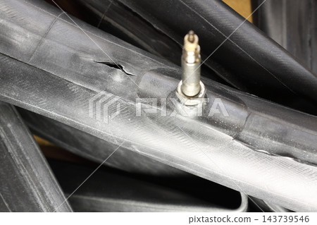 自行車內胎被刺破撕裂了。 自行車內胎被刺破撕裂了。 143739546