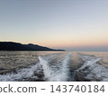黎明時分，一艘船駛過日本海，在新潟縣糸魚川市大屋頭附近留下的航跡。 143740184
