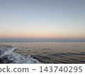 黎明時的日本海，新潟縣糸魚川市大屋白附近有船隻的尾跡。 143740295