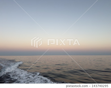 黎明時的日本海,新潟縣糸魚川市大屋白附近有船隻的尾跡。 黎明時的日本海,新潟縣糸魚川市大屋白附近有船隻的尾跡。 143740295