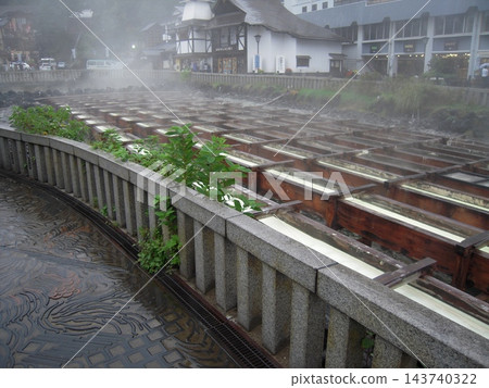 In August, the Yubatake hot spring field in Kusatsu Onsen is shrouded in steam. 143740322
