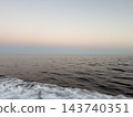 黎明時分，一艘小船駛過日本海，地點位於新潟縣糸魚川市大屋頭附近。 143740351