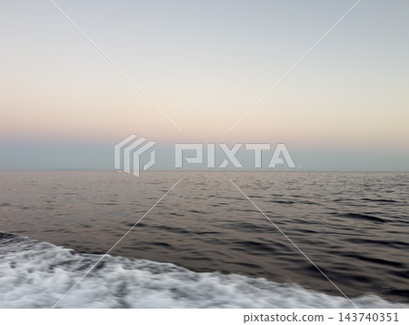 黎明時分,一艘小船駛過日本海,地點位於新潟縣糸魚川市大屋頭附近。 黎明時分,一艘小船駛過日本海,地點位於新潟縣糸魚川市大屋頭附近。 143740351