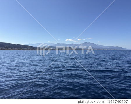 日本蔚藍的海與親兵頭山脈,新潟縣糸魚川市 日本蔚藍的海與親兵頭山脈,新潟縣糸魚川市 143740407