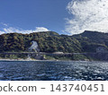 從日本海眺望新潟縣糸魚川市大屋頭陡峭的海岸線和道路基礎設施 143740451