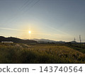 夕陽西下，映照著日本鄉村的景色和連綿的山脈。 143740564
