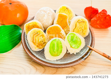 採用秋季食材手工製作的日式甜點,橫斷面清晰可見。 採用秋季食材手工製作的日式甜點,橫斷面清晰可見。 143741273