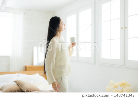 臥室裡的女人》 臥室裡的女人》 143741342