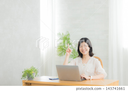 經營個人電腦的中年婦女 經營個人電腦的中年婦女 143741661
