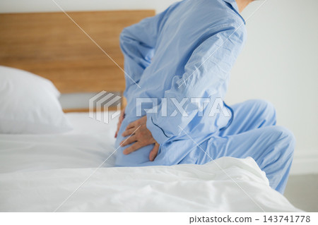 中年男子在床上思考 143741778