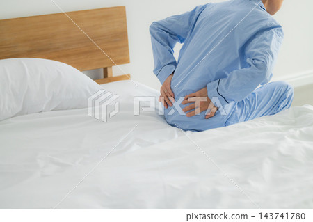 中年男子在床上思考 中年男子在床上思考 143741780