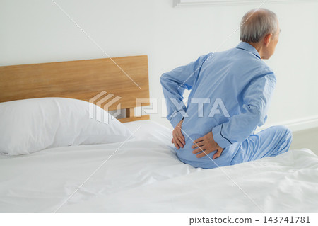 中年男子在床上思考 中年男子在床上思考 143741781