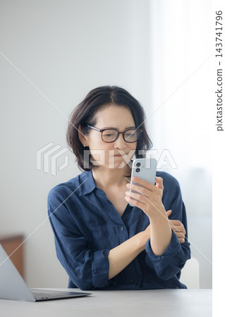 觀看smaho的中間婦女 觀看smaho的中間婦女 143741796