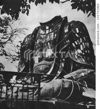 1923 年 9 月,東京上野公園,一張老照片:關東大地震中頭部脫落的大佛。 1923 年 9 月,東京上野公園,一張老照片:關東大地震中頭部脫落的大佛。 143741964