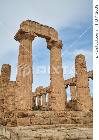 Sandstone Doric columns of the Temple of Juno against a blue sky in Agrigento, Sicily 143742038