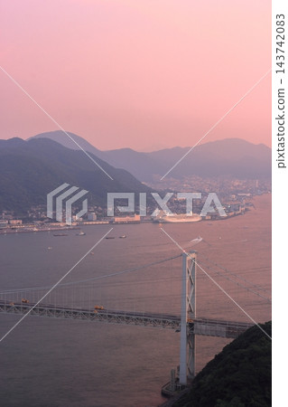關門橋連接本州和九州（福岡縣北九州和山口縣下關市）。 143742083