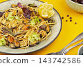 Gourmet seafood spaghetti with tender mussels 143742586