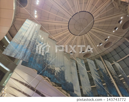 究竟是誰把天空掛在天花板上了？ 143743772
