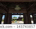 從滋賀縣長濱市大辻寺（真宗大谷派分寺）正門眺望寺院庭院。 143743857