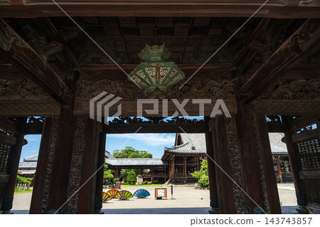 從滋賀縣長濱市大辻寺(真宗大谷派分寺)正門眺望寺院庭院。 從滋賀縣長濱市大辻寺(真宗大谷派分寺)正門眺望寺院庭院。 143743857