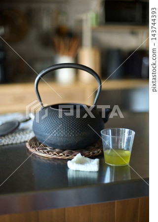 我正在用綠茶清洗一個生鏽的鐵壺。 我正在用綠茶清洗一個生鏽的鐵壺。 143744393